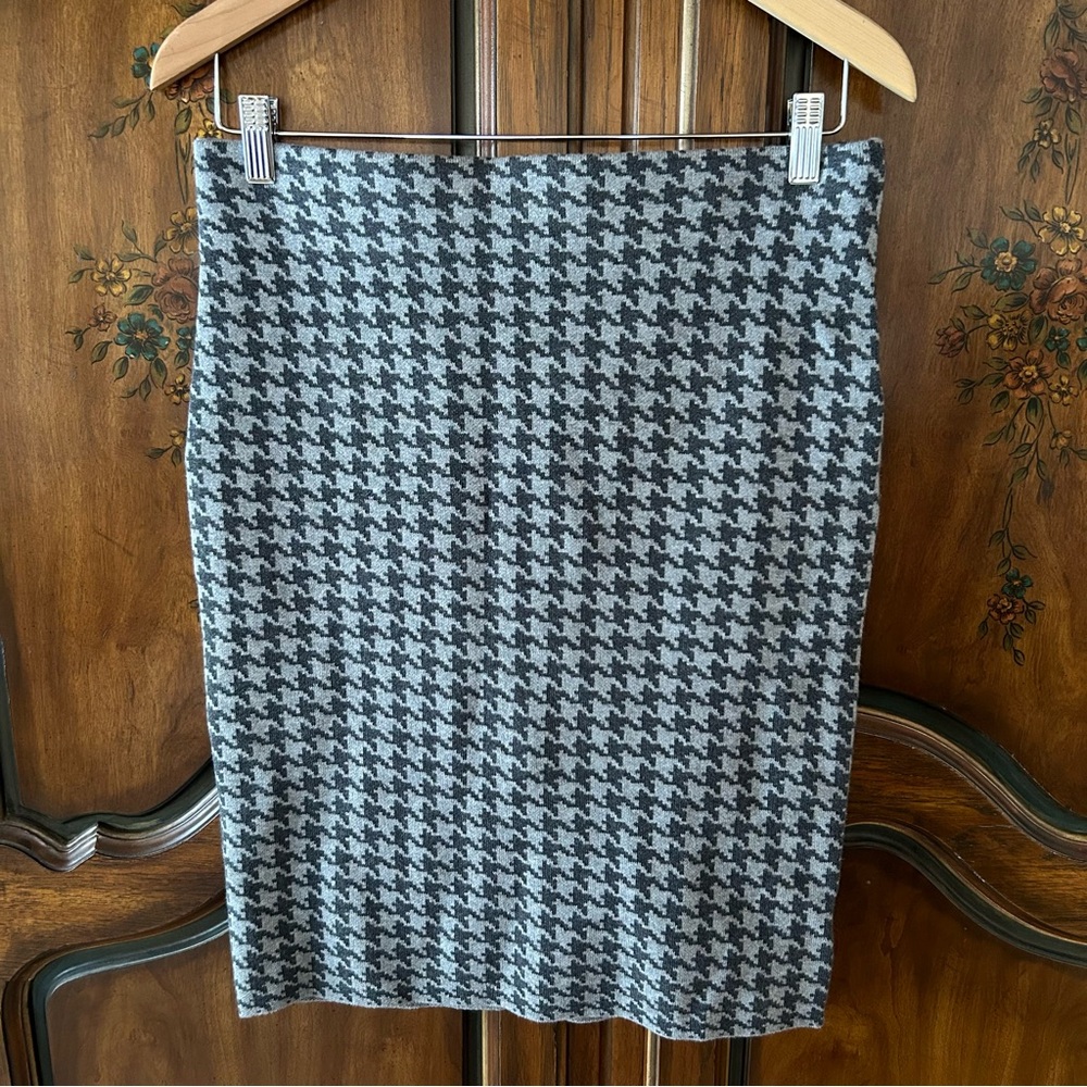 CHAPS ~new~Stretch Knit Houndstooth Gray Knee Length Pencil Skirt in size Medium